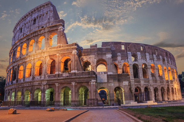 Roman Coliseum se večer pod mraky rozzářil - Fotografie, Obrázek