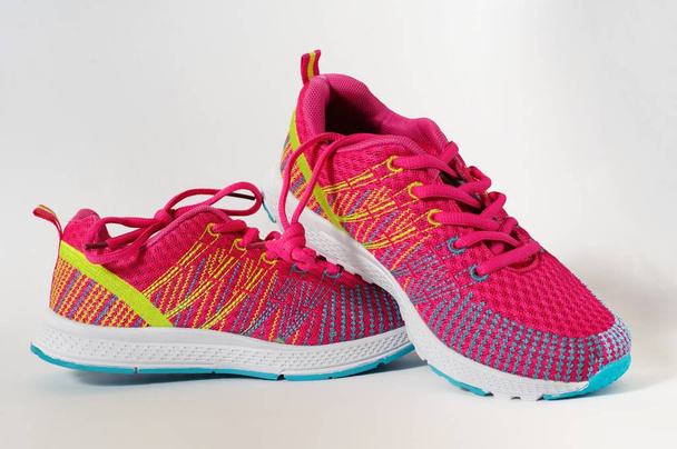 Růžové sportovní boty na bílém pozadí - Fotografie, Obrázek