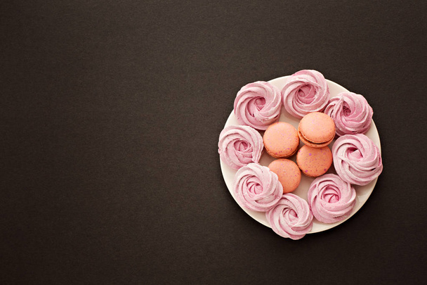 Sweets fresh tender marshmallow marshmallow on a plate on a dark  background - Foto, Bild