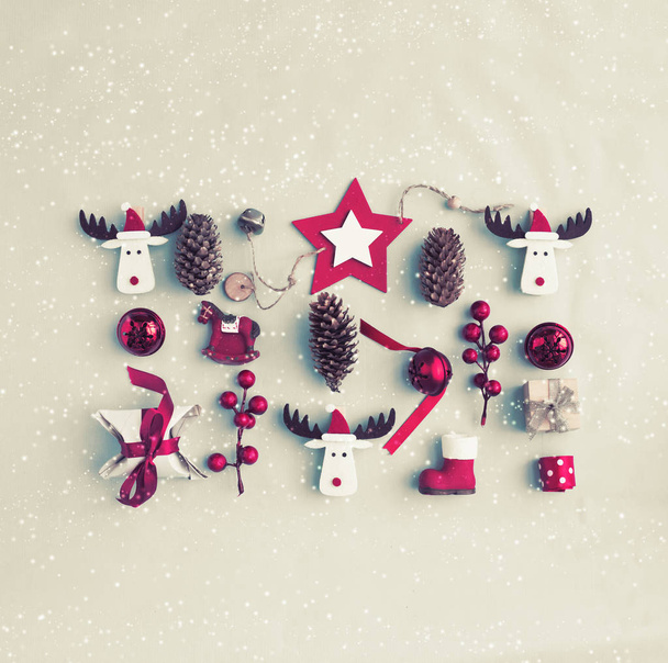 vista superior de ciervos divertidos de Navidad con decoraciones navideñas
  - Foto, imagen