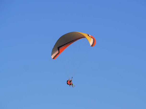 Gleitschirmfliegen gegen blauen Himmel, Berg Woloschin, Koktebel, Krim - Foto, Bild