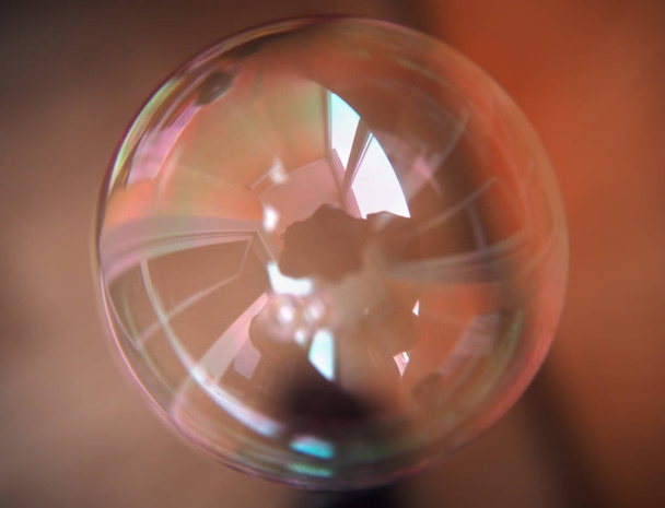 Bulle de savon colorée transparente avec réflexion lumineuse
 - Photo, image