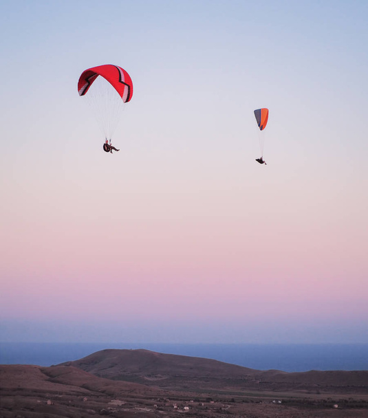 Paralotniarstwo osób o zachodzie słońca, Wołoszyn góry, Koktebelʼ, Crimea - Zdjęcie, obraz