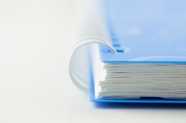 白で隔離されるリング バインダー本または青ノートブックのスタック - 写真・画像