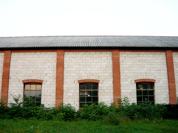 Unità di fabbrica con finestre
 - Foto, immagini