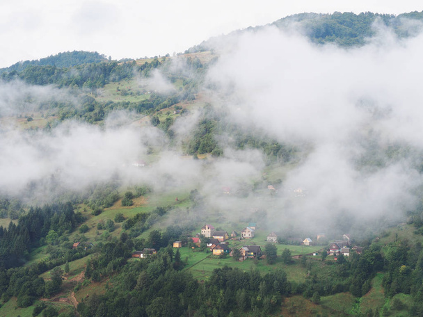 Nevoeiro na aldeia nas montanhas carpatias
  - Foto, Imagem