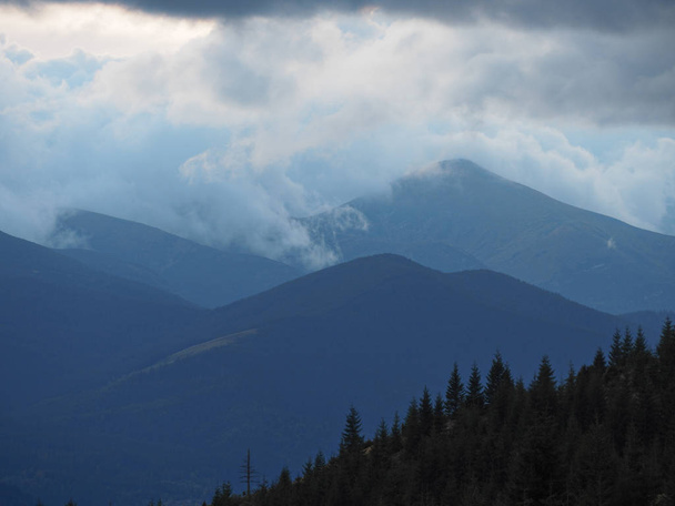 Karpatisch bergen uitzicht vanaf top - Foto, afbeelding