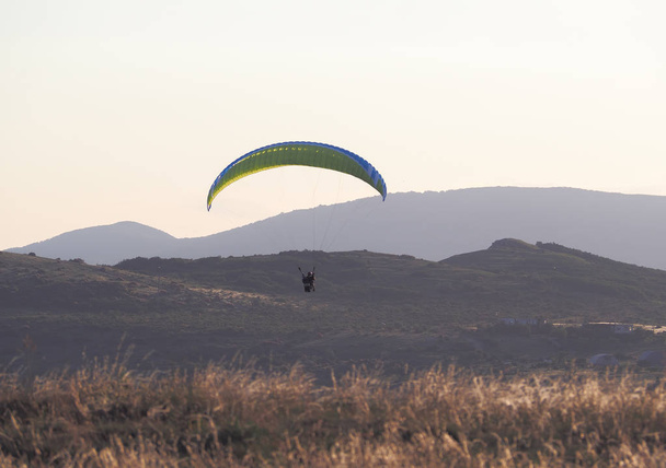 Man paragliding met bergen op achtergrond, Koktebel, Crimea - Foto, afbeelding