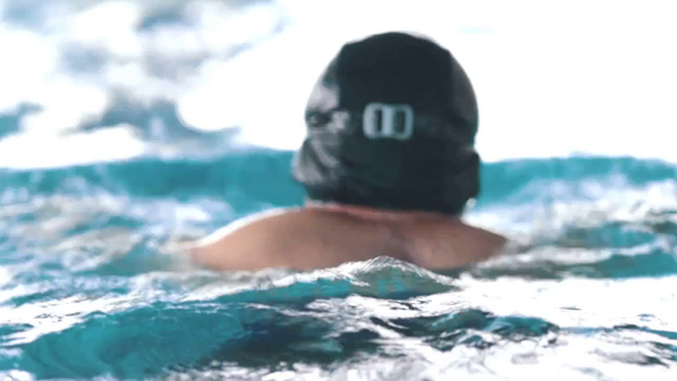 Ανάπηρο άνθρωπο κολυμπά σε μια πισίνα. Το περίγραμμα της πεταλούδας. - Πλάνα, βίντεο