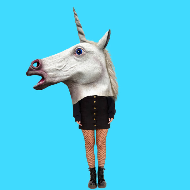 Колаж сучасного мистецтва. Єдиноріг коня з дівчатка тіла. - Фото, зображення