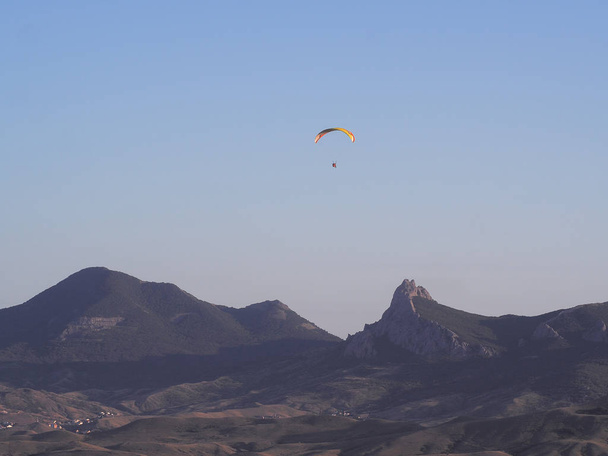 Paralotniarstwo w Wołoszyn górskich na Krymie Koktebelʼ - Zdjęcie, obraz