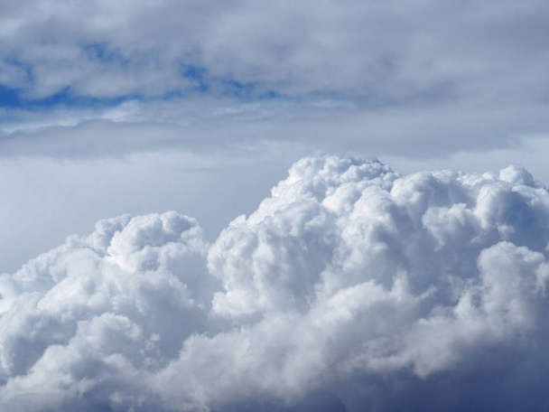 Sky with white fluffy clouds - Valokuva, kuva