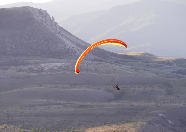 Ember siklóernyős hegyek a háttérben, Koktebel, Crimea - Fotó, kép