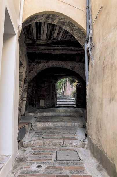 Pequeño callejón en el pueblo medieval provenzal de Roquebrune Cap Martin en la Riviera Francesa
 - Foto, imagen