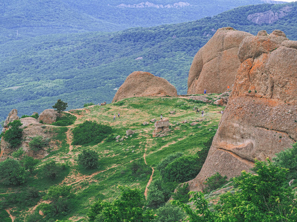 A Krím-félszigeten és a zöld erdő és hegyek - Fotó, kép