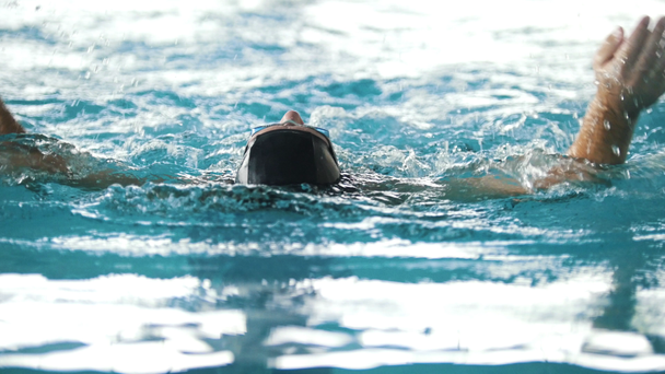Engelli adam arkasında bir yüzme havuzunda yüzüyor - Video, Çekim