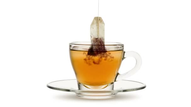 Immagine animata loop, bustina di tè in infusione in tazza di tè di vetro su bachground bianco
. - Filmati, video