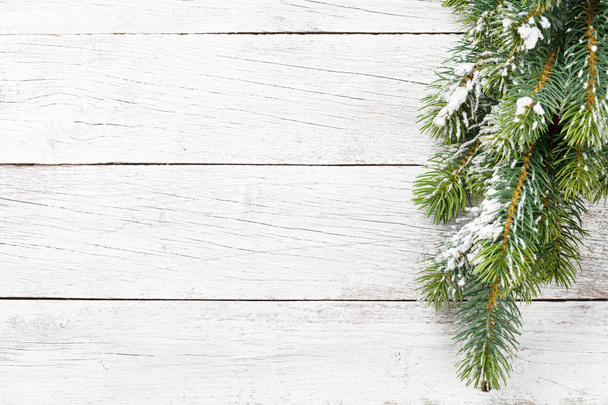 Vánoční strom jedle sníh na dřevěný stůl. Pohled shora s prostorem pro vaše pozdravy - Fotografie, Obrázek