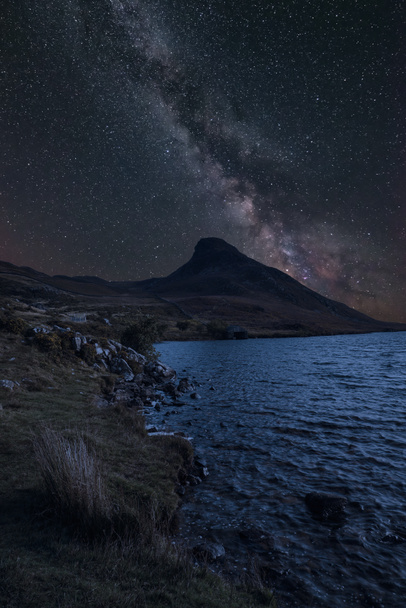 Εκπληκτική ζωντανή Milky Way σύνθετη εικόνα πάνω από το τοπίο της οροσειράς με λίμνη - Φωτογραφία, εικόνα