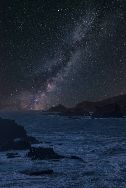 Εκπληκτική ζωντανή Milky Way σύνθετη εικόνα πάνω από το τοπίο της θάλασσας μακρά έκθεση πέρα από τους βράχους  - Φωτογραφία, εικόνα