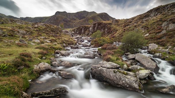 Εικόνα του τοπίου του ποταμού που ρέει κάτω οροσειράς κοντά Llyn Ogwen και Llyn Idwal σε Snowdonia το φθινόπωρο - Φωτογραφία, εικόνα