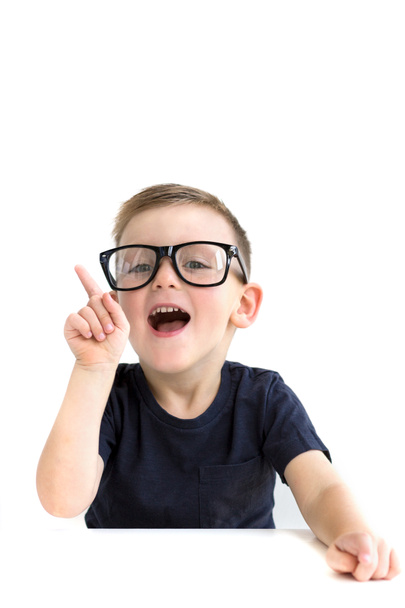 Beyaz arka plan üzerinde izole gözlüklü çocuk. Olumlu duygular - Fotoğraf, Görsel