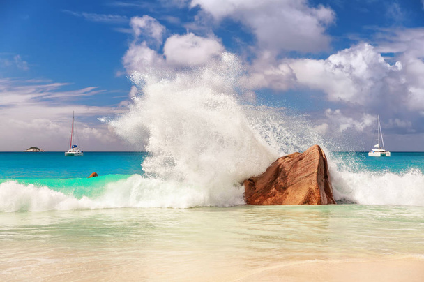 Grande vague de mer se brisant sur la roche du rivage avec une eau bleue magnifique sur le fond
  - Photo, image
