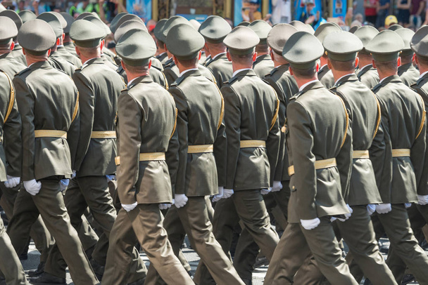 Żołnierzy Armii Krajowej w kamuflażu maszerujących na paradzie wojskowej - Zdjęcie, obraz