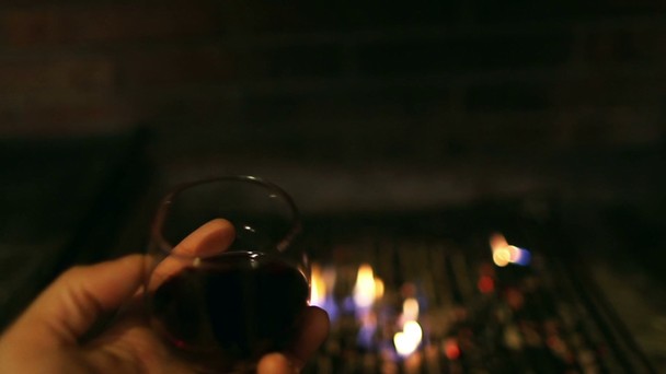 grilování s ohněm a sklenicí vína - Záběry, video