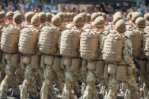 Солдати армії в камуфляжі йдуть на військовий парад
 - Фото, зображення