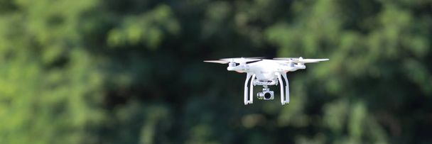 pilotage de concepts modernes de drone, de technologie et d'hélicoptère
 - Photo, image