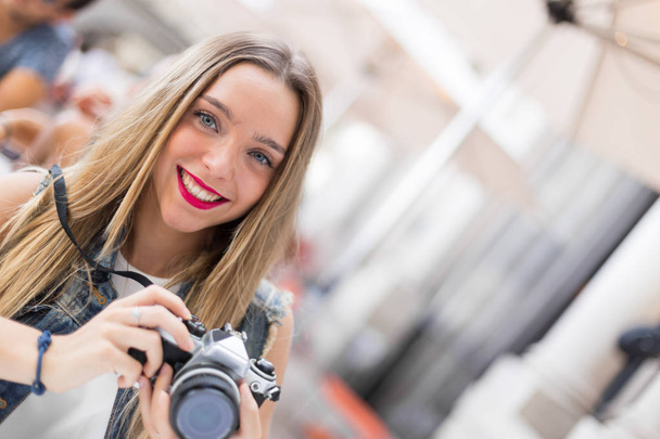 Jolie adolescente tenant un appareil photo reflex vintage
 - Photo, image