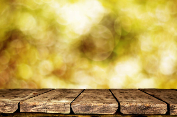 Empty wooden table with blurred natural background - Foto, afbeelding