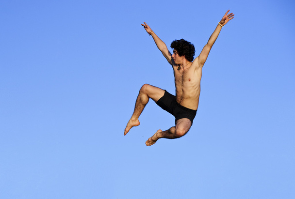 Ян балетний танцівник виконує на відкритому повітрі - Фото, зображення