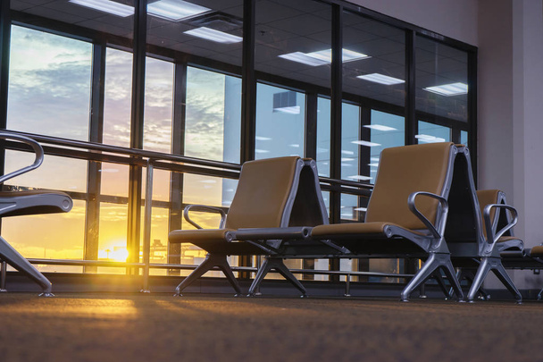 asientos de pasajeros en la sala de salida en la terminal del aeropuerto
  - Foto, Imagen