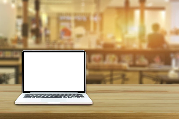 Computer portatile aperto con schermo di spazio copia sdraiato su un tavolo di legno
  - Foto, immagini