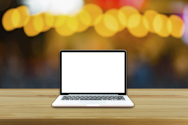 Відкритий ноутбук з екраном копіювання, що лежить на дерев'яному столі
  - Фото, зображення
