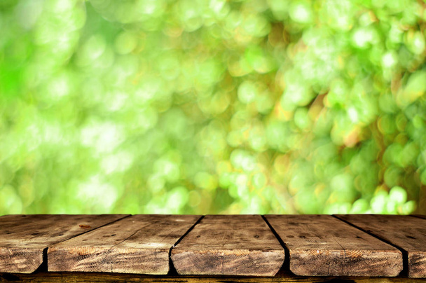 Пустой деревянный стол с размытым естественным фоном
 - Фото, изображение