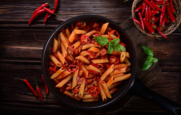Deliciosa pasta Penne con salsa de chile arrabiata
 - Foto, Imagen