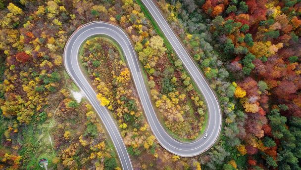 vista aérea de la carretera en el paisaje de otoño
  - Foto, imagen