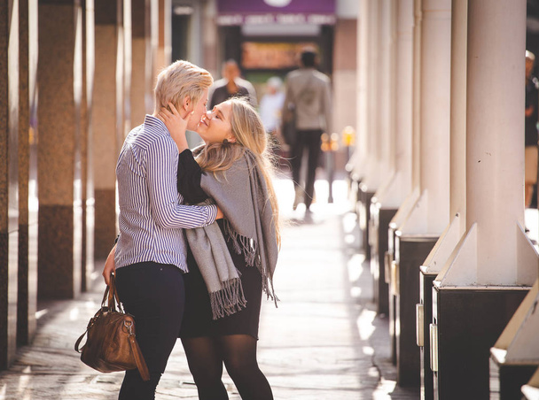 Close up image of lesbian couple kissing  in the Cape Town South Africa city Center - Zdjęcie, obraz
