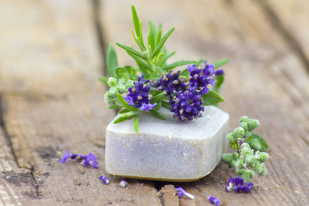lint van natuurlijke zeep en lavendelbloemen - Foto, afbeelding
