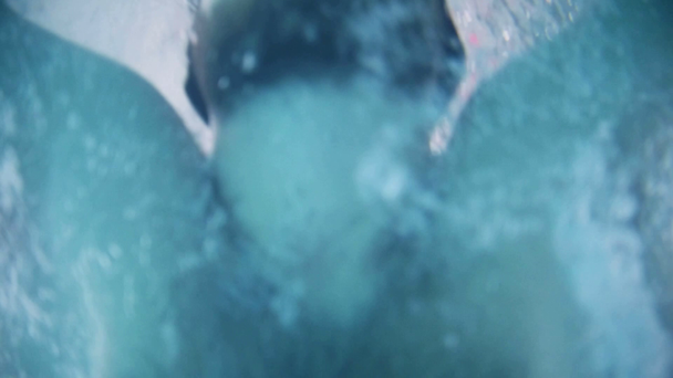 Behinderter schwimmt in einem Schwimmbad. Unterwasserschuss. - Filmmaterial, Video