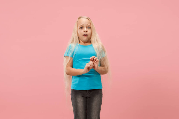 Портрет наляканої дівчини на рожевому
 - Фото, зображення