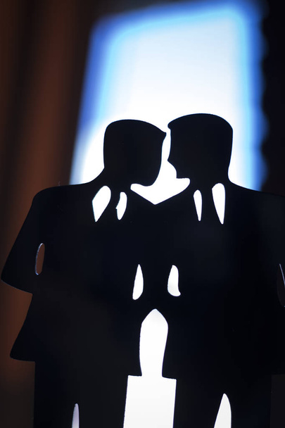 Svatební pár gay Lgbt podkoni nosí odpovídající večerní obleky večeře bundy silueta ozdoby na dort. - Fotografie, Obrázek