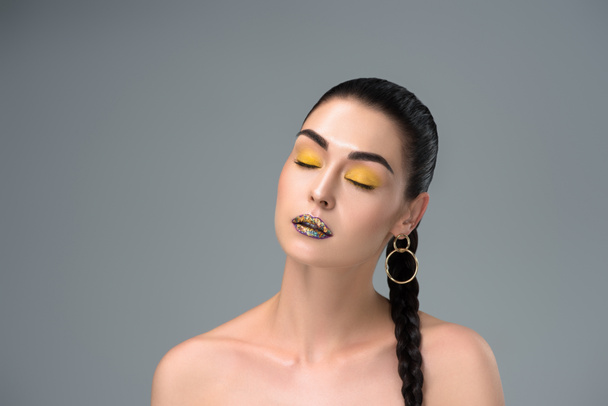 sensual naked brunette girl with stylish makeup and closed eyes isolated on grey - Foto, afbeelding