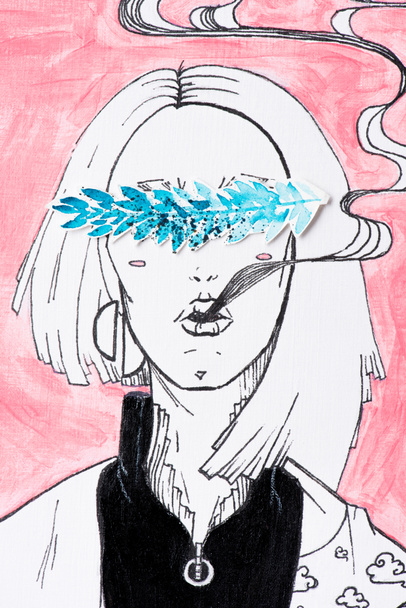 zwart-wit schilderij van vrouw met rook uit mond en ogen schilderij blauw vallende bladeren op roze achtergrond  - Foto, afbeelding