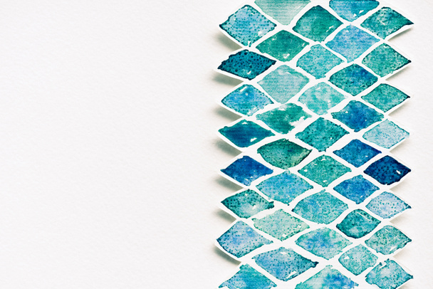 Draufsicht auf abstrakte Vorlage aus blauen und grünen Aquarellfarben auf weißem Hintergrund - Foto, Bild