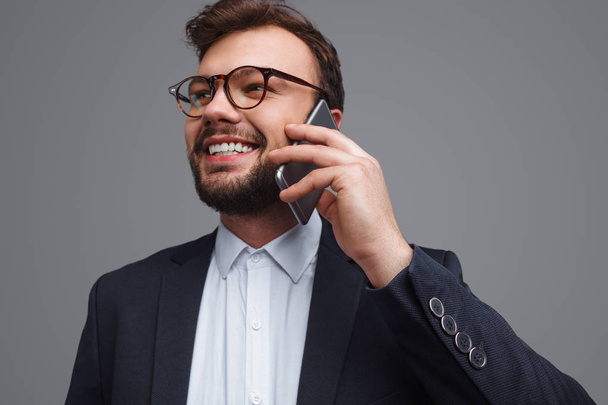 Cheerful executive man speaking on phone - Фото, зображення