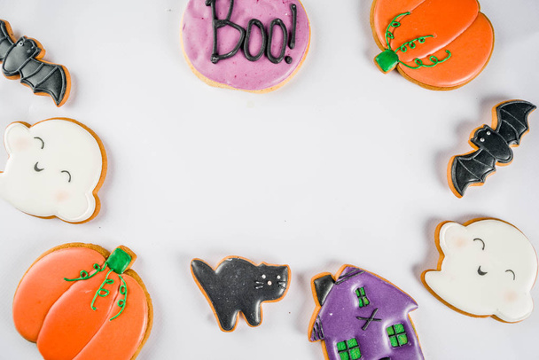 Halloween perinteinen lasten hoitoon, piparkakkuja keksejä lasite - kurpitsa, lepakko, musta kissa, aave. Valkoinen tausta, ylhäältä näkymä, layout kopioi tilaa
 - Valokuva, kuva